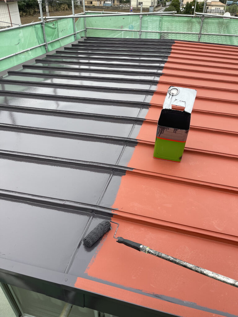 屋根中塗りの様子