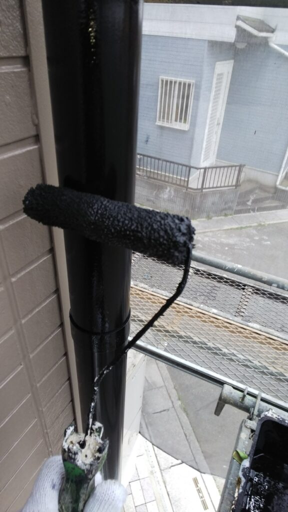 「雨どいの塗装作業中」