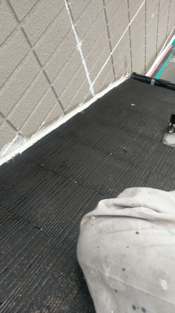 こちらの写真は「屋根と壁の取り合い部分にしっかりとコーキング処理を施した施工途中の様子」です。